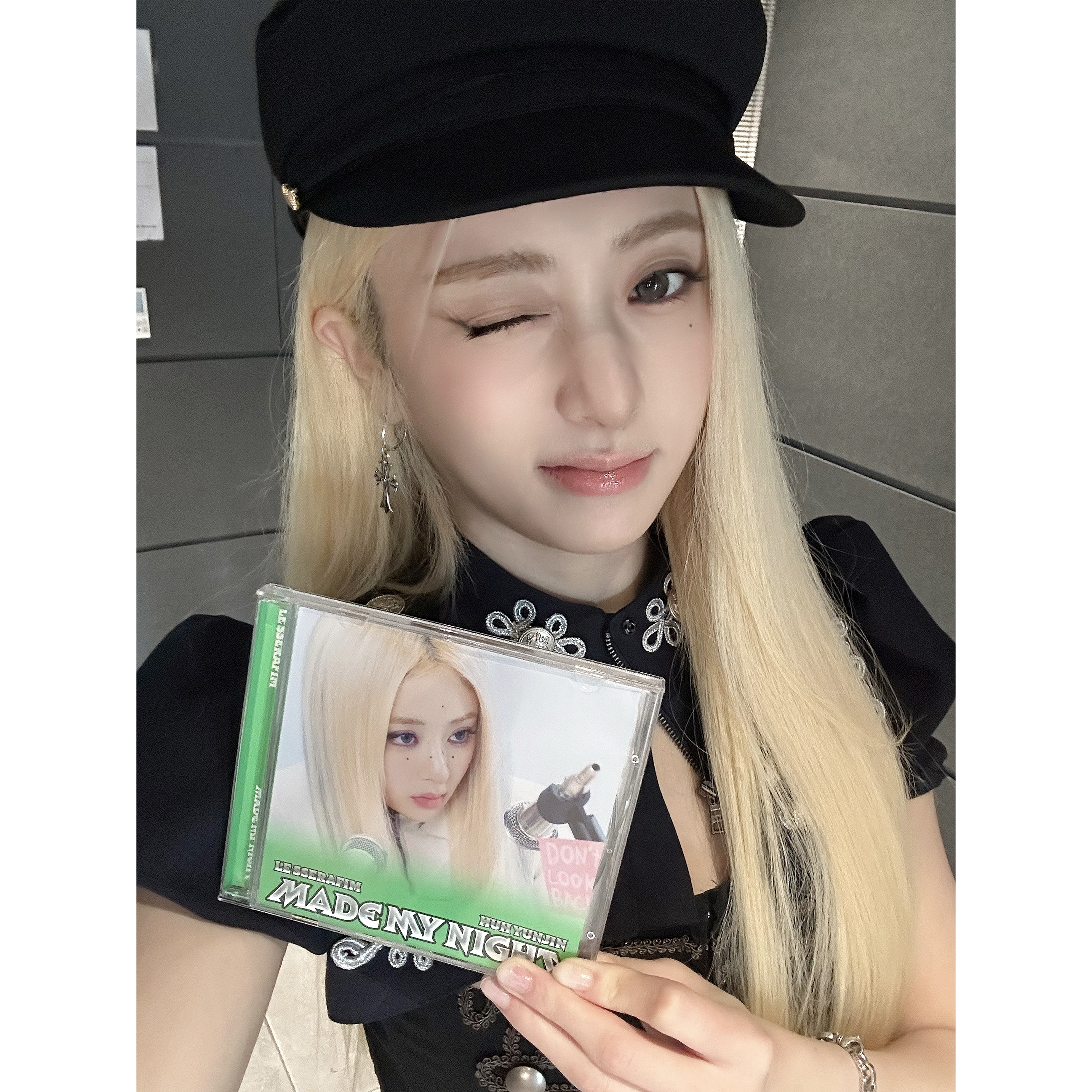 'Made My Night' Single CD (HUH YUNJIN ver.) Member Image